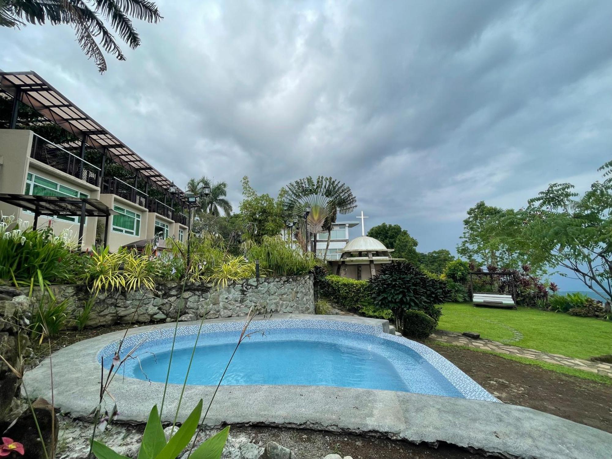 The Lakeview Suites Tagaytay City Buitenkant foto