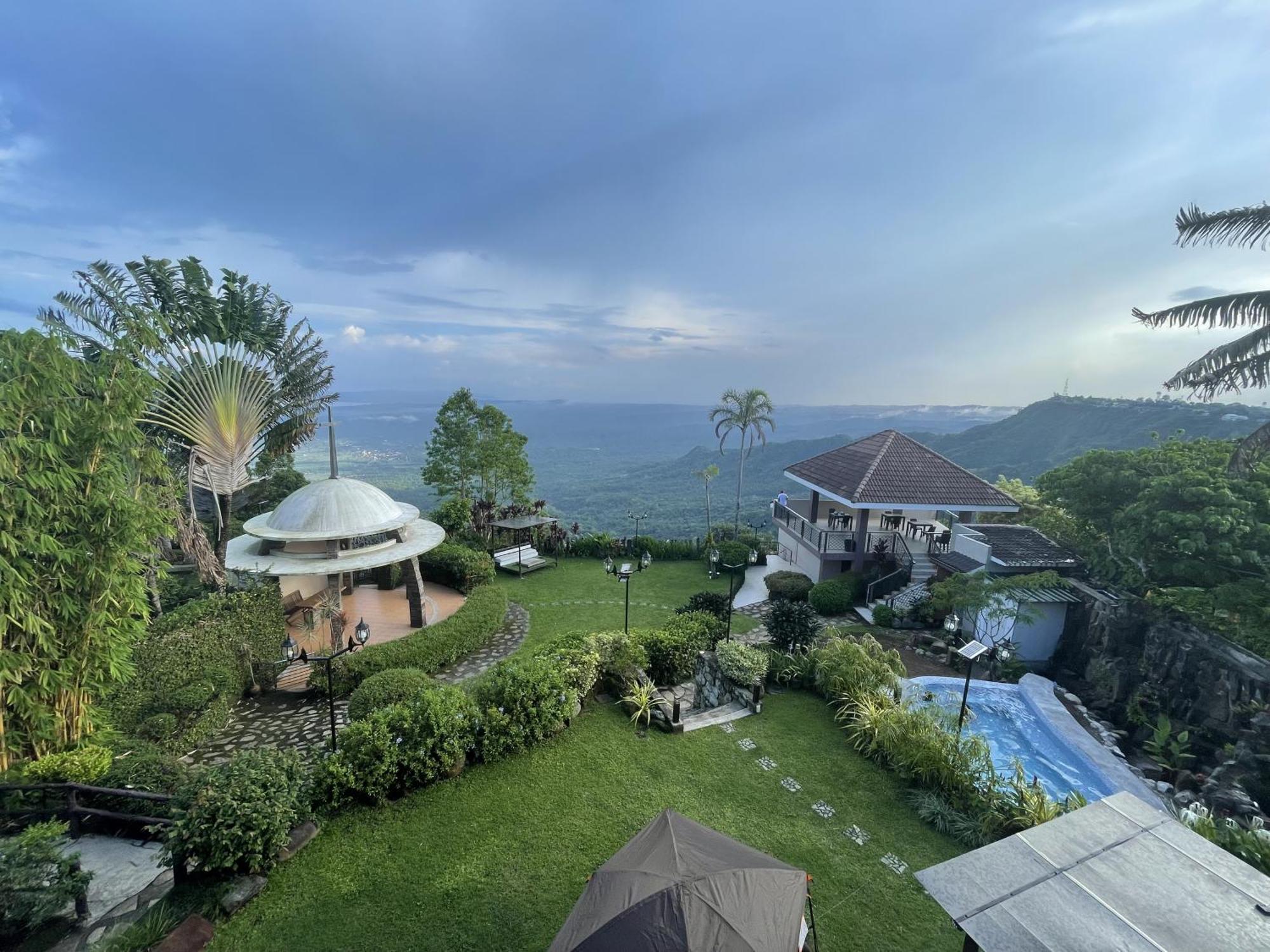 The Lakeview Suites Tagaytay City Buitenkant foto