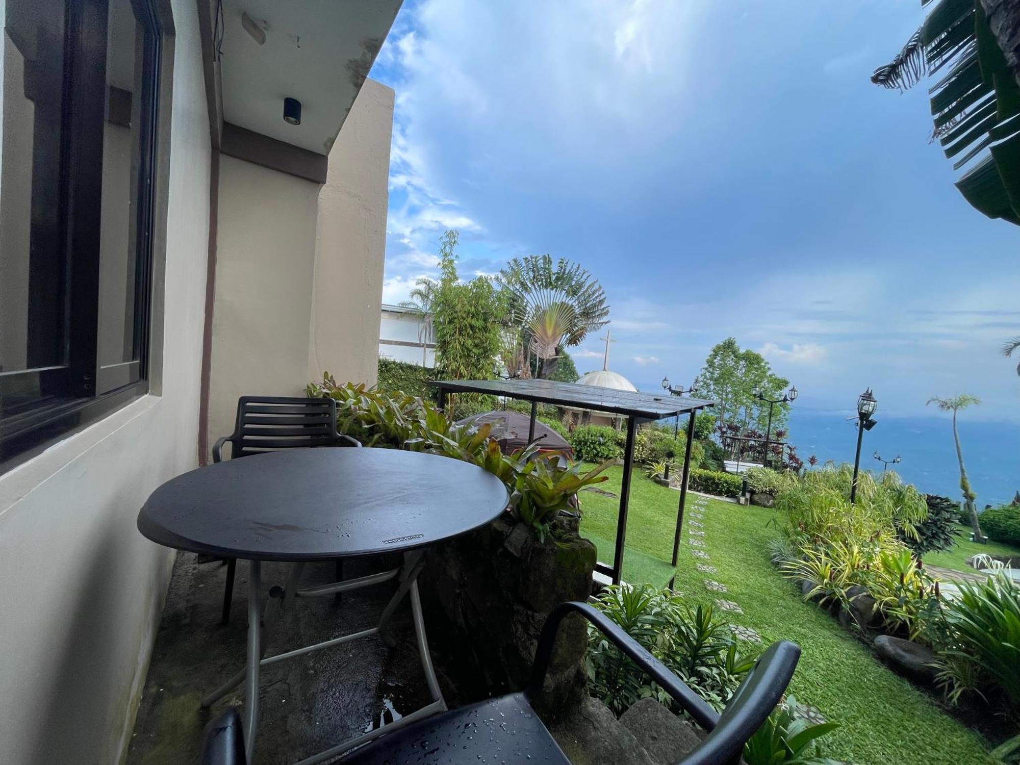 The Lakeview Suites Tagaytay City Buitenkant foto