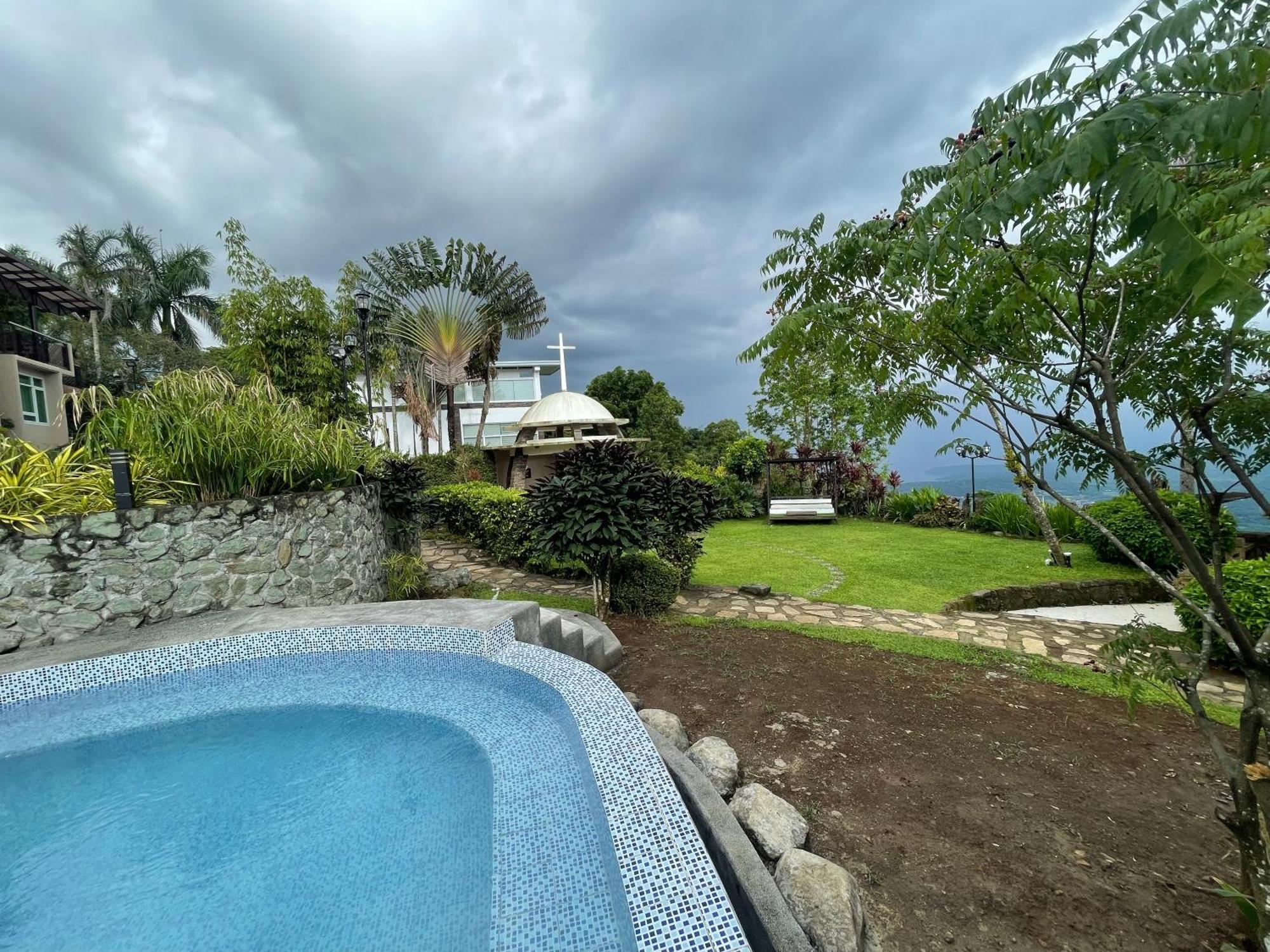 The Lakeview Suites Tagaytay City Buitenkant foto