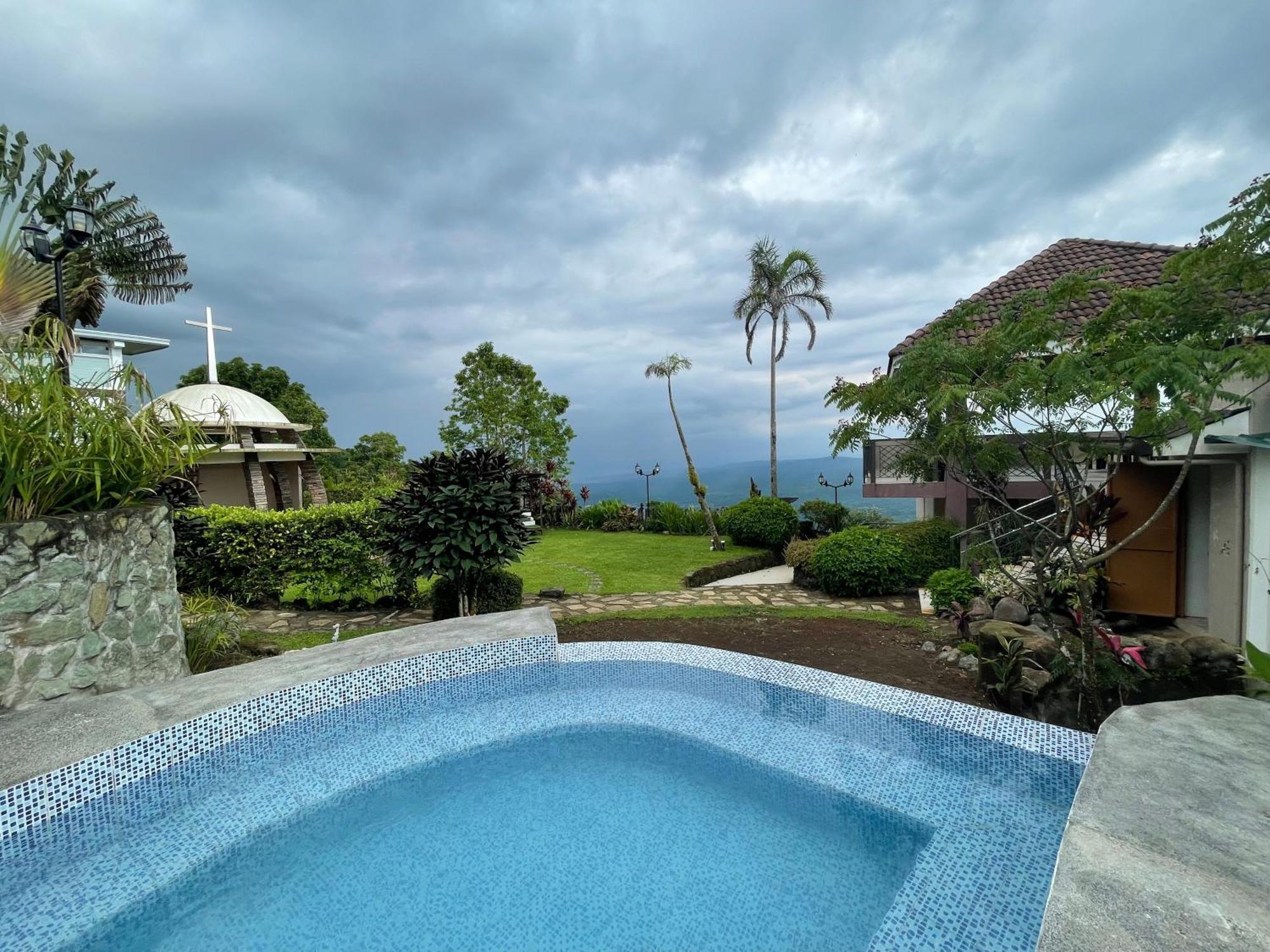 The Lakeview Suites Tagaytay City Buitenkant foto
