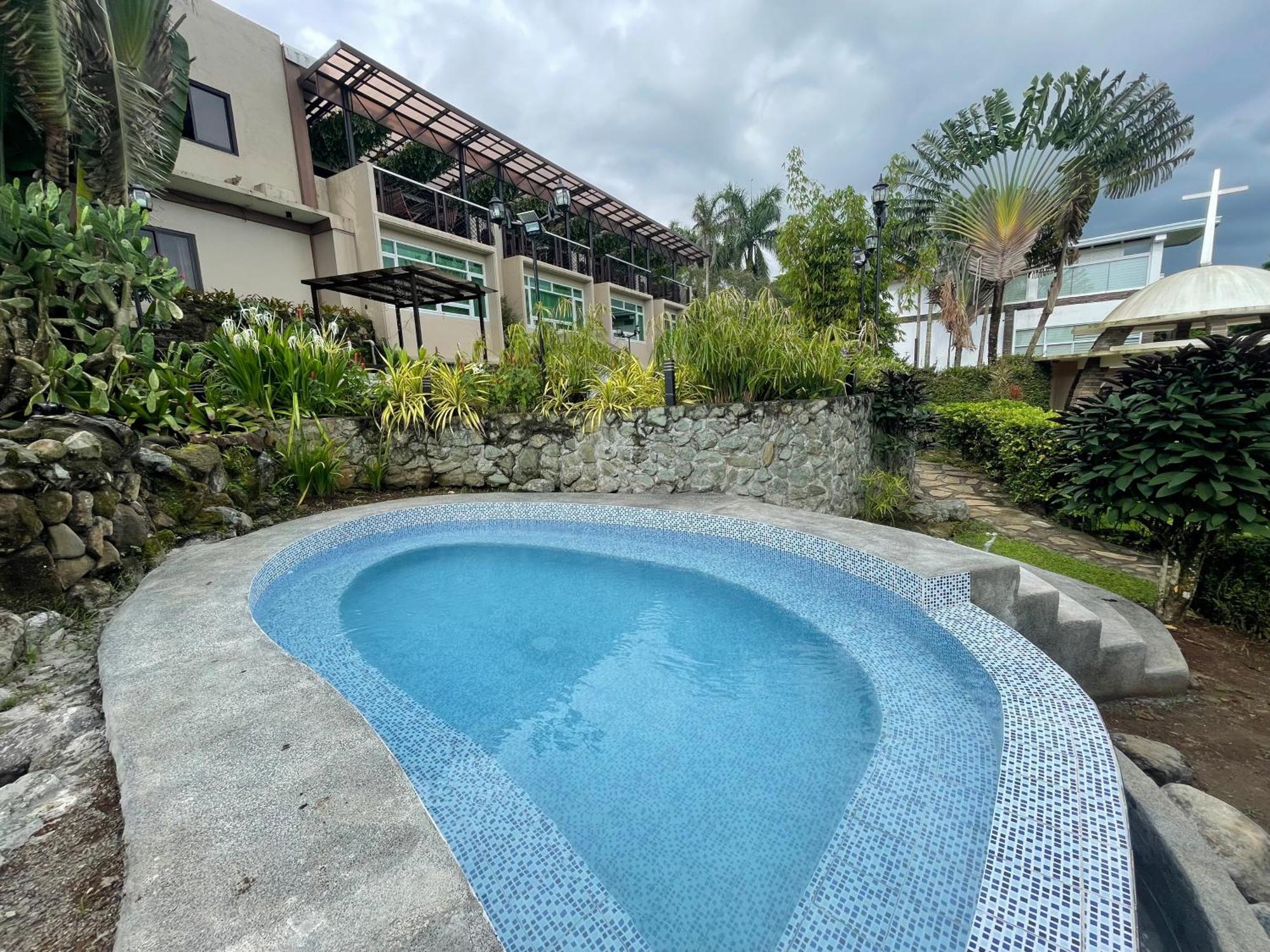 The Lakeview Suites Tagaytay City Buitenkant foto